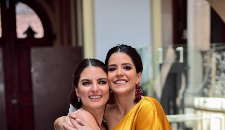  Gaby González y Regina Camberos.