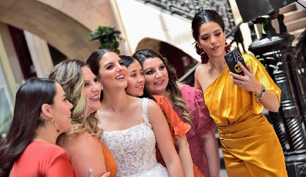  Gaby González con sus mejores amigas.