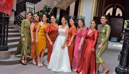  Gaby González con sus damas de honor.