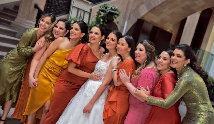  Gaby González con sus damas de honor.