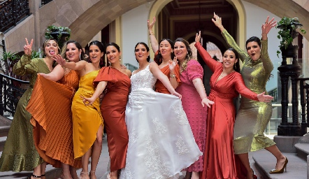  Gaby González con sus damas de honor.