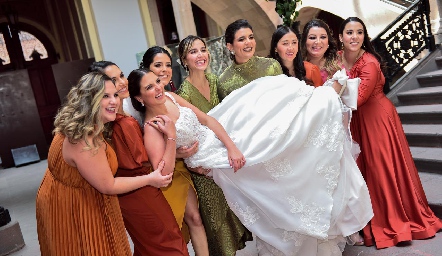  Gaby González con sus damas de honor.