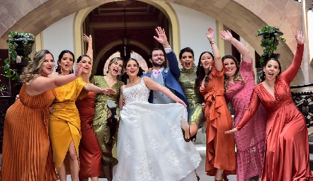  José Luis Hernández y Gaby González con sus amigas.