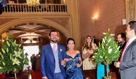  José Luis Hernández con su mamá Cecilia Jiménez.