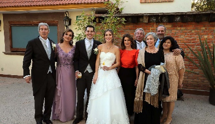  Tito Fernández y Marian Martínez con su familia.