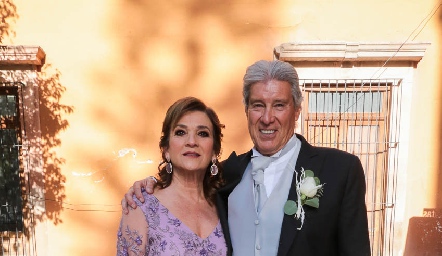  María de los Ángeles Terrazas y Jaime Martínez, papás de la novia.