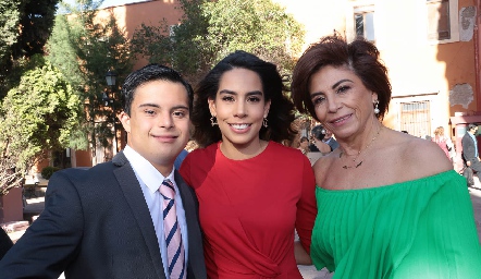  Diego y Alejandra Martínez con su mamá Adriana Sánchez.