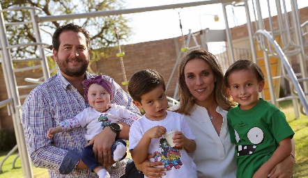  Pablo Guerra y Daniela Llano con sus hijos Sofía, Sebastián y Santiago.
