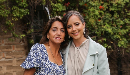  Chela Barragán y Carla Córdova.