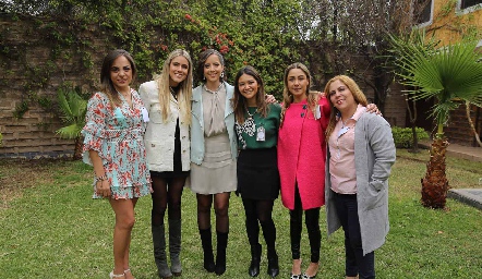  Marcela Córdova, Joselin Córdova, Carla Córdova, Sofía Meza, Paty Córdova y Marisol Córdova.