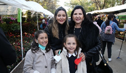  Andrea Cervantes, Laura Solis e hijas.