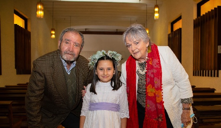  Carlos Abaroa y Raquel Bárcena con su nieta Maite Quibrera.
