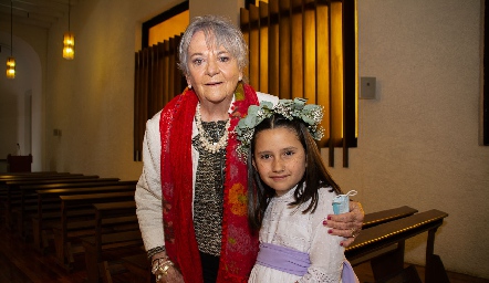 Raquel Bárcena con su nieta y Maite Quibrera.