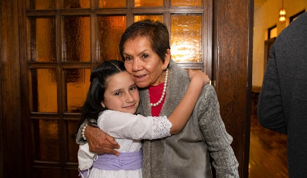  Maite Quibrera con su abuela Juanita de Quibrera.