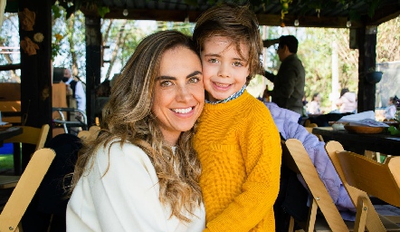   Lucía Galarza con su hijo Luis.
