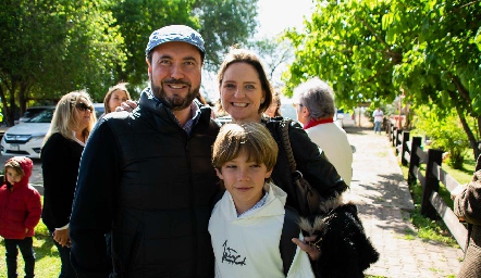  Braulio Romero y Sofía Bárcena con su hijo José María.