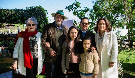 Raquel Bárcena, Carlos Abaroa, Pía, Maite y Sergio Quibrera con Marijó Abaroa.