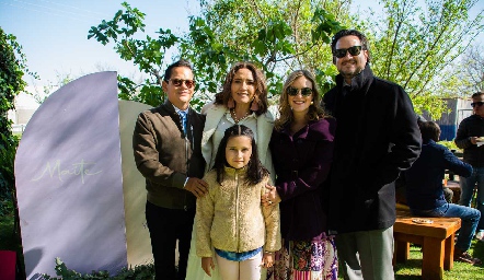  Maite Quibrera con sus papás Sergio Quibrera y María José Abaroa y sus padrinos Sandra Pérez y Héctor Vázquez.