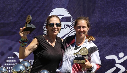  Gaby Mercado y Carmelita Berrueta (campeonas).