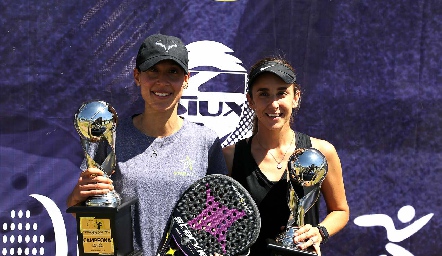  Ema Reyes y Luisa de la Peña (campeonas).