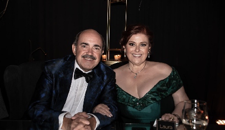  Aurelio Cadena y Laura Rodríguez, papás del novio.