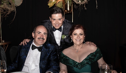 Aurelio Cadena y Laura Rodríguez con su hijo Aurelio.
