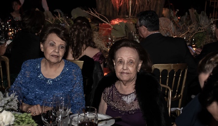  Arcelia Malacara y Evelina Malacara de Cadena, abuelita del novio.