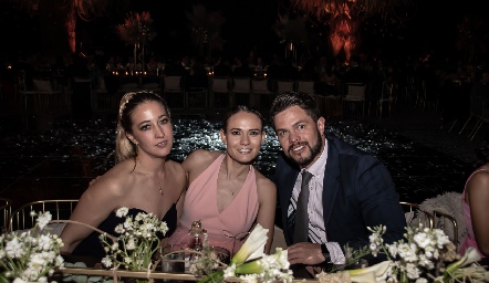 Verónica Jerez, Nicole Magaña y Edward Petersen.