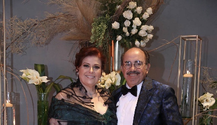  Laura Rodríguez y Aurelio Cadena, papás del novio.