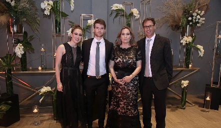  Paola Celis, Carlos Celis, Mari Carmen Pérez y Carlos Celis.
