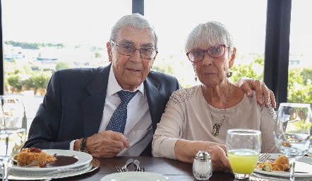  Gilberto Galván y Susana Flores de Galván, abuelitos maternos del novio.
