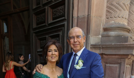  Sandra Galván y Pedro Leal, papás del novio.