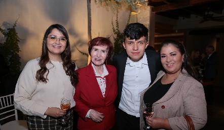  Estefanía de León, Rosy Hernández, Ricardo Aguilar y Nelly de León.