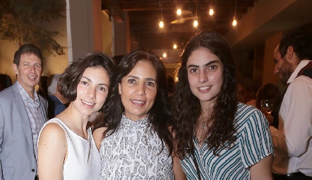  Gabriela Chevaile con sus hijas Gabriela y Daniela Navarro.