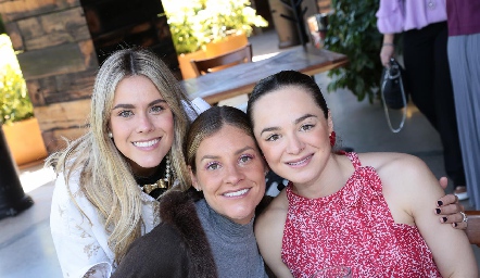  Joselyín Córdova, Beatriz Hernández y Nabil Saenz.