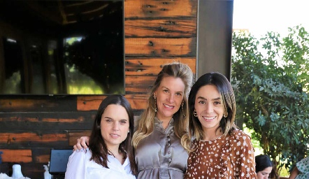  Maite Soberon, Benilde Hernández y Adri de la Maza.