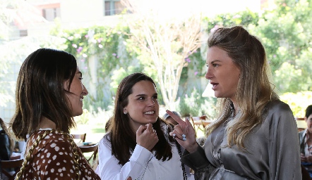 Adri de la Maza, Maite Soberón y Benilde Hernández.
