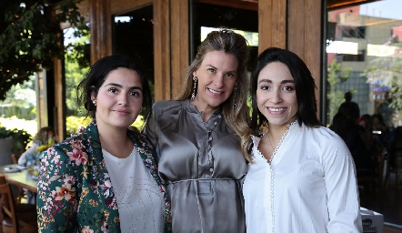  María José Velázquez, Benilde Hernández y Madeleine Cantú.