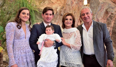  Eugenia con sus papás y abuelos paternos, Eugenia Musa, Fernando Abud, Irasema Medellín y Fernando Abud.