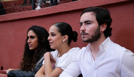  Javiera Gómez, Ximena Delsol y Mateo Guerra.