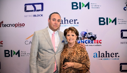  Francisco Torres con su mamá Pilar Ocejo.