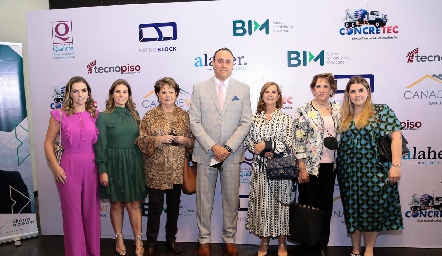  Rocío y Begoña Muriel, Pilar Ocejo, Francisco Torres, Maripepa Muriel, Mati Ocejo y Daniela Muriel.