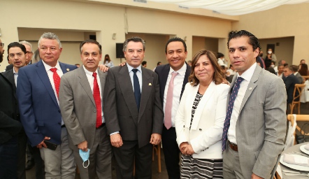  Los Presidentes de las Cámaras empresariales acompañando al Presidente de CANADEVI, Francisco Torres.