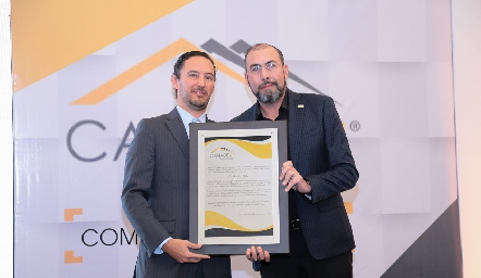  Julián Ramírez Abella, Presidente saliente de CANADEVI recibiendo el reconocimiento de manos de Luis Alberto Moreno, Presidente Nacional de CANADEVI.
