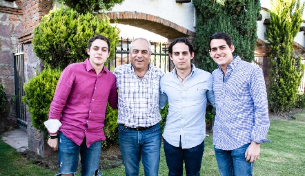 Hilario Altamirano con sus hijos, Patricio, Rodrigo e Hilario.