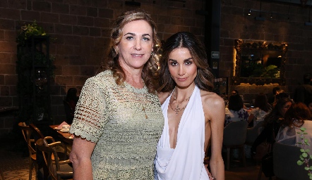  Ana María Ferrari con su hija Gemma Loredo.