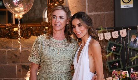  Ana María Ferrari y Gemma Loredo.