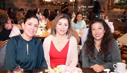  Claudia, Cris Pérez y Adriana Flores.