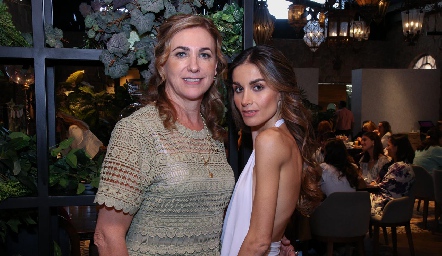  Ana María Ferrari y Gemma Loredo.
