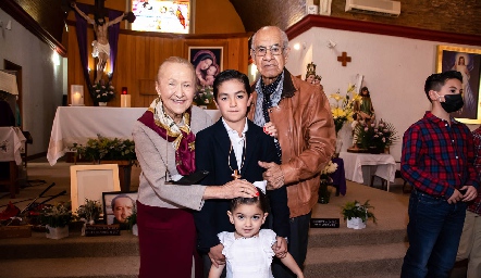  Marcelo con sus bisabuelos Maricel y Daniel.